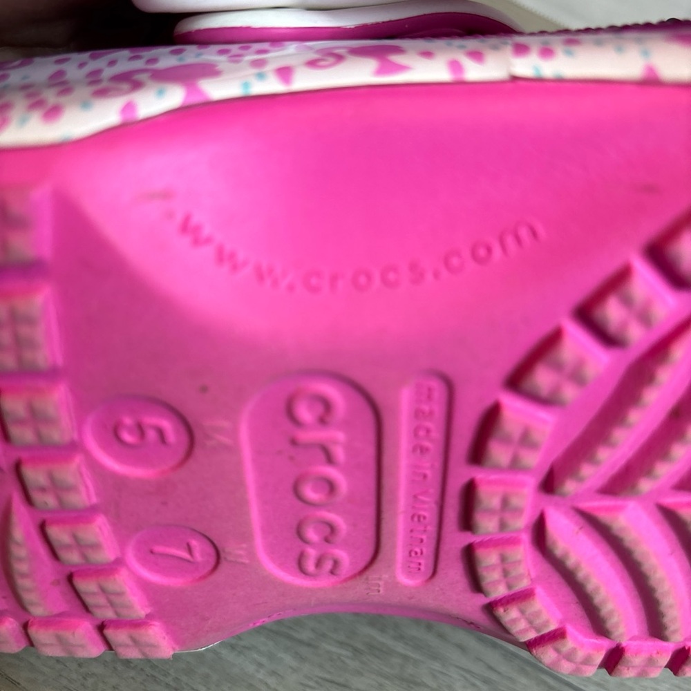 Womens 7 / Mens 5 Crocs Barbie Classic Clog Pink And White With Charms - Picture 9 of 9